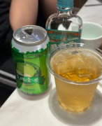 便利店塑料凳上的“广东