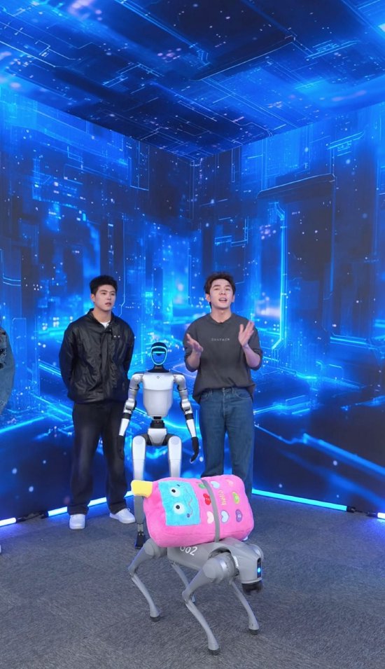 宇树科技机器人亮相李佳