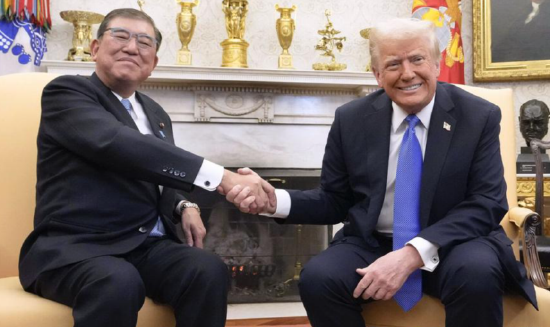特朗普：与日本首相石破