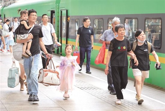暑运过半，全国铁路发送